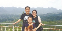 图为：邹炜和妻子及女儿（资料图片） - 新浪湖北