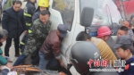 荆州两女子被卡车下 众人抬货车救人 - Hb.Chinanews.Com