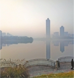 12月17日晨，薄雾随着太阳的升起，在金银湖的水天之间织出朦胧的轻纱 记者李永刚 摄 - 新浪湖北