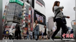 资料图片：2017年5月17日，日本东京新宿商业区，人们穿过街道。 - Hb.Chinanews.Com