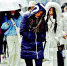 昨日气温骤降，时有雪子落下。楚天都市报记者李辉摄于光谷一大学校园 - 新浪湖北