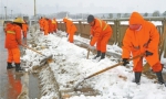 环卫工人在南太子湖大桥上清理积雪记者詹松 摄 - 新浪湖北