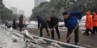 风雪中的校园守护者（组图） - 武汉大学
