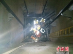 工人不慎跌入6米深电梯井消防员接力营救 李斌 摄 - 新浪湖北