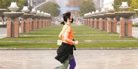 图为：汉口江滩一女士穿短袖跑步 楚天都市报记者李辉摄 - 新浪湖北