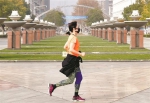 图为：汉口江滩一女士穿短袖跑步 楚天都市报记者李辉摄 - 新浪湖北