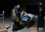 1月6日，黄石站工作人员陪同老人及家属等候列车到来 - Hb.Chinanews.Com
