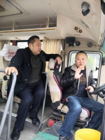 暗访后和司机交谈 - Hb.Chinanews.Com
