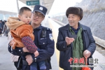 遇到老弱病孕旅客，黄凯都会主动上前搭一把手 - Hb.Chinanews.Com