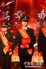 黄凯(中)被襄阳铁路公安处授予2018年度“优秀人民警察”称号 - Hb.Chinanews.Com