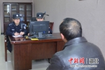 黄凯(左)审问抓获的在逃人员 - Hb.Chinanews.Com