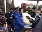 武荆高速两车相撞轿车起火 附近加油站员工灭火救人 - 新浪湖北