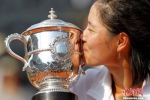 资料图：2011年6月4日，李娜问鼎法网冠军，成为亚洲登顶网球大满贯赛事的第一人。 - 新浪湖北