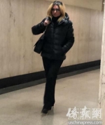 辱骂及攻击华裔女子的纽约白人女律师Lushchinskaya，穿着和案发时几乎一样的装束上庭。(图片来源：美国侨报网) - Hb.Chinanews.Com