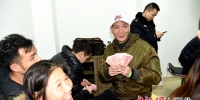 十堰茅箭警方为32名工人追回被拖一年多的欠薪 - Hb.Chinanews.Com