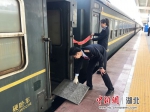 夫妻俩正在放安全渡板，挂警示带 （刘亮节 摄） - Hb.Chinanews.Com