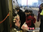 许珊正在引导儿童旅客上车 （刘亮节 摄） - Hb.Chinanews.Com