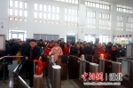 大冶北站G1730次提前钟检票，让旅客从容有序上车 - Hb.Chinanews.Com
