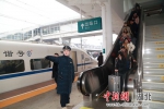 阳新站工作人员在电梯口指示引导旅客上车 - Hb.Chinanews.Com