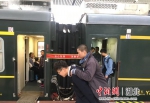 孙泽龙正在背重点旅客上车（赵重阳 摄） - Hb.Chinanews.Com
