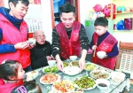 志愿者们为老人烹制团圆饭新华社发 - 新浪湖北