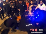 民警与医护人员现场救治后抬着老人狂奔送医 - Hb.Chinanews.Com