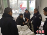 西陵分局相关领导前往医院看望慰问晓林　吴俊　摄 - 新浪湖北