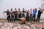 学生展示捕鱼成果　陈冲　摄 - 新浪湖北