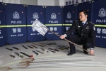 专班民警向记者展示张新某团伙械斗时所使用的渔叉  本文图均为 荆州市公安局 供图 - 新浪湖北