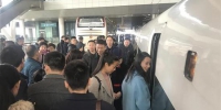 3月2日，代表们登上G516次高铁列车。（湖北日报全媒记者柯皓 摄） - 新浪湖北