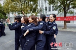 女警正在做“人椅”游戏 欧阳智慧 摄 - Hb.Chinanews.Com