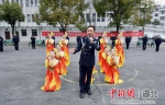 女警正在表演自编歌舞节目 欧阳智慧 摄 - Hb.Chinanews.Com
