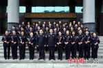部分女警在办公楼前合影 欧阳智慧 摄 - Hb.Chinanews.Com
