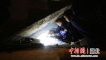 消防人员正在破除墙壁 - Hb.Chinanews.Com