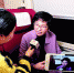 图为：3月2日，在G516次列车上，徐华铮代表（右）接受湖北日报全媒记者采访。 （湖北日报全媒记者 柯皓 摄） - 新浪湖北