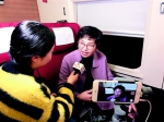 图为：3月2日，在G516次列车上，徐华铮代表（右）接受湖北日报全媒记者采访。 （湖北日报全媒记者 柯皓 摄） - 新浪湖北