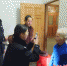 民警为老人拍摄证件所需照片 - Hb.Chinanews.Com