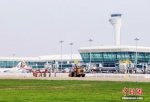 3月15日，已服役24年的武汉天河机场一跑道暂时关闭，启动首次大修。陈晓东 摄 - 新浪湖北
