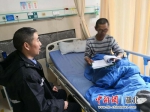 民警在曾某某的病床前进行调查取证 - Hb.Chinanews.Com