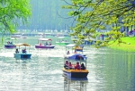 昨日，市民在解放公园内湖上泛舟 记者肖僖 摄 - 新浪湖北