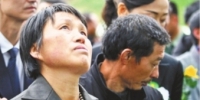 汪耀峰的母亲走到儿子的遗像前仰望 - 新浪湖北
