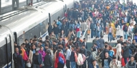 4月4日，汉口火车站众多旅客搭乘火车 记者詹松 通讯员代能跃 张丹夫 摄 - 新浪湖北