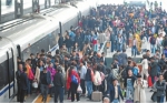 4月4日，汉口火车站众多旅客搭乘火车 记者詹松 通讯员代能跃 张丹夫 摄 - 新浪湖北