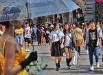 汉街上，不少市民在春日艳阳里穿着短装逛街 - 新浪湖北