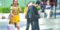 4月7日，武汉最高气温飙至310C，爱美的女孩子已经穿上夏装记者肖僖 摄 - 新浪湖北