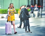 4月7日，武汉最高气温飙至310C，爱美的女孩子已经穿上夏装记者肖僖 摄 - 新浪湖北