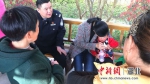 母亲激动地抱着孩子 - Hb.Chinanews.Com