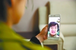 在“未来医院”，一位慢病患者利用手机与医生进行远程视频复诊 - 新浪湖北