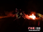 高警对火势进行控制 - Hb.Chinanews.Com