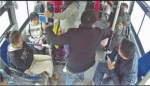 男子按住女孩，不让她从座位上起身（视频截图） - 新浪湖北